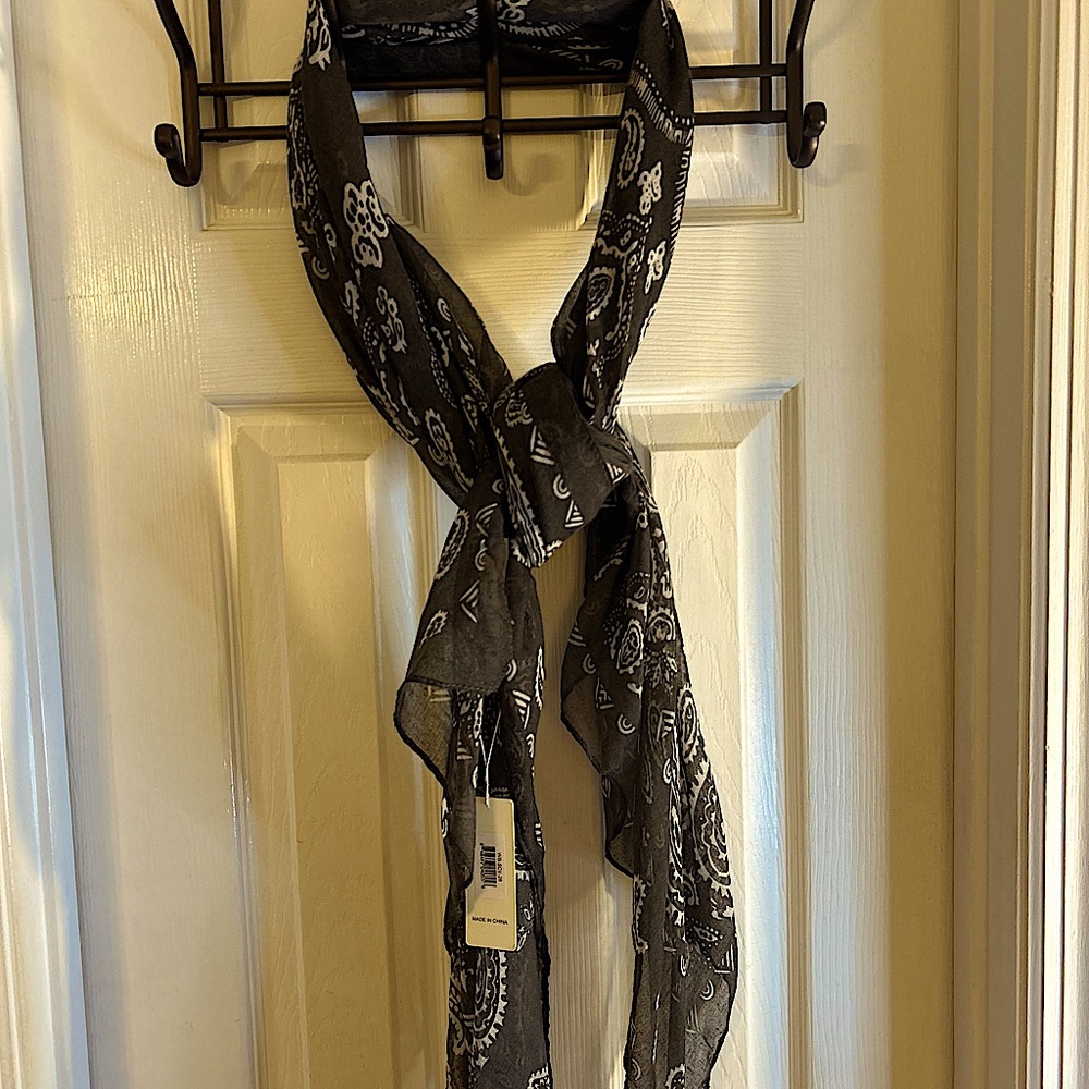 Women’s black and white Simply Noelle scarf. Scarf is in good condition.